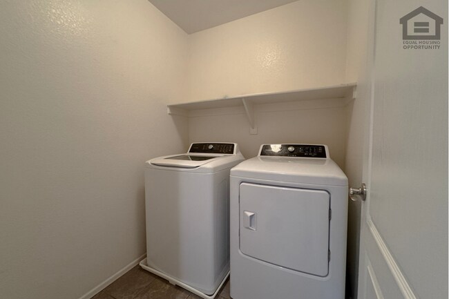 Building Photo - 3Bed/2.5Bath House at Union Hills Dr/32nd St! Ready for Immediate Move-In!