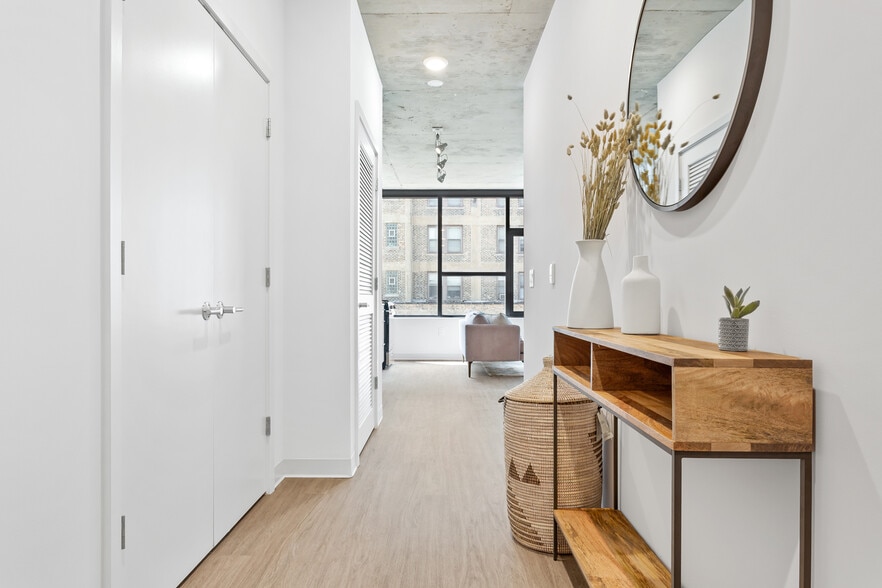 Building Photo - 4550 N Sheridan Rd