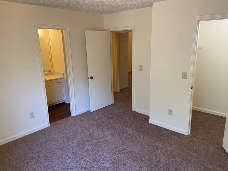 Master bedroom - 897 Ventnor Pl SW