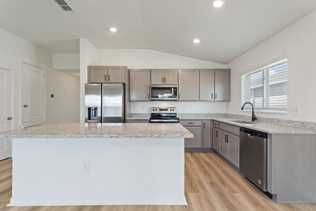 Building Photo - Beautiful Newer Build! Pet-Friendly 4-Bedr...