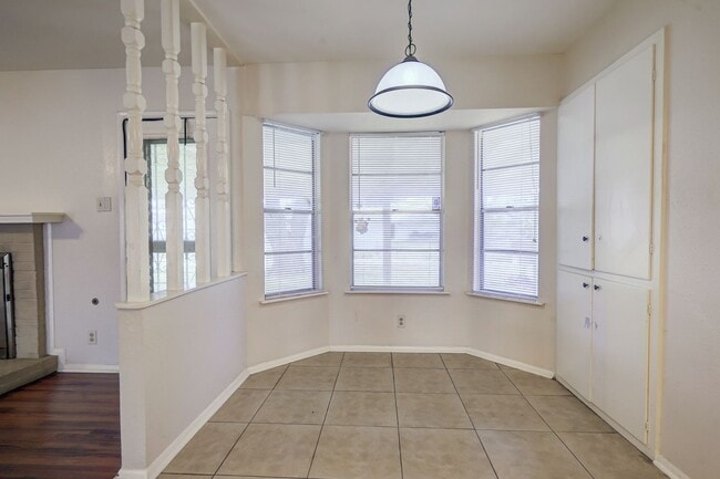 Building Photo - 206 Meadow Path Dr