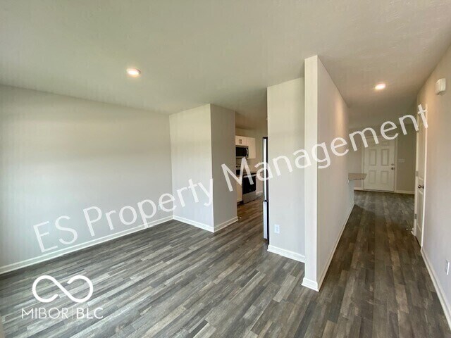 Building Photo - 2913 W Kings Cyn Dr