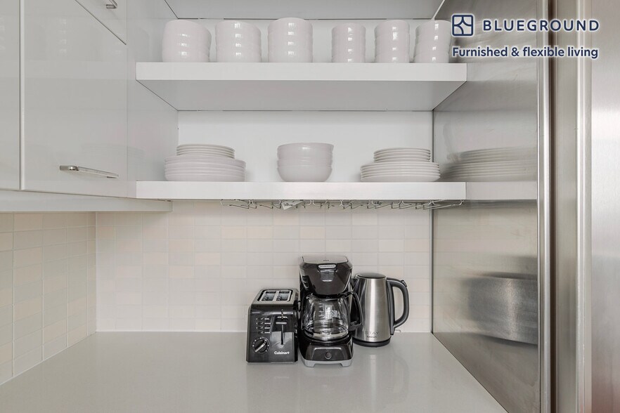 Building Photo - 635 W 42nd St