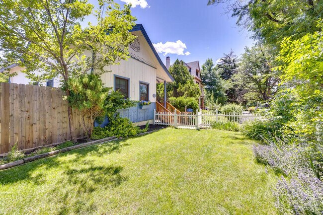 Building Photo - 619 N Corona St