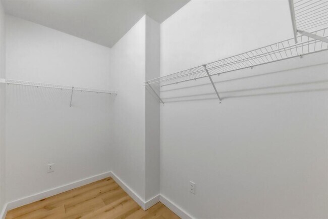 Building Photo - 610 Davis St