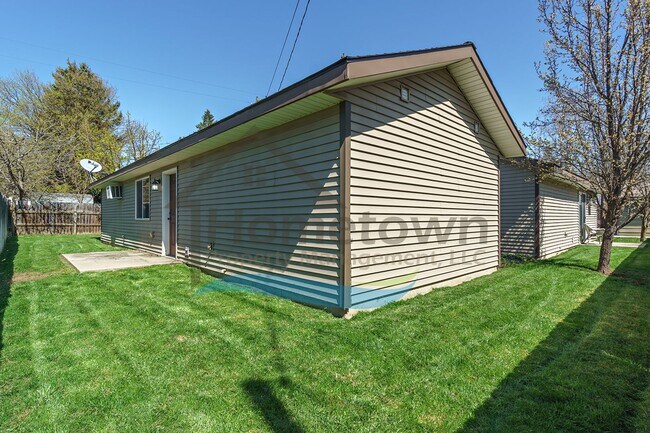 Building Photo - 2 Bedroom 1 Bath Home with Off-Street Parking Available in Coeur d'Alene!