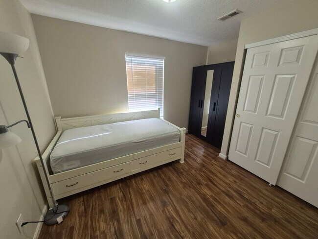 Building Photo - 40 Nicole Dr