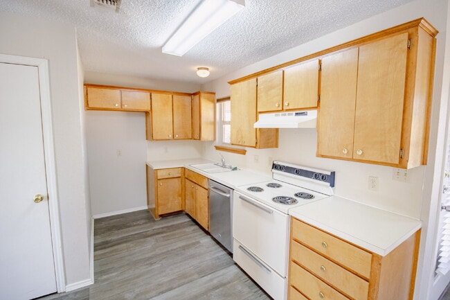 Building Photo - Charming 3-Bed, 2-Bath Home located in a cul-de-sac!