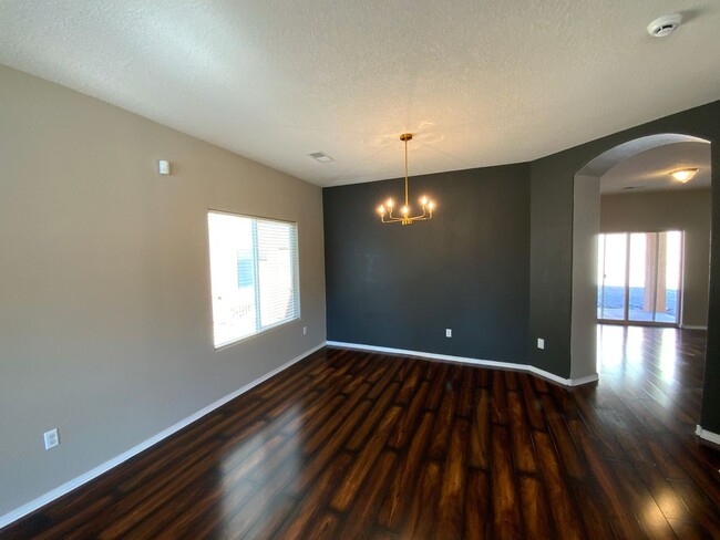 Building Photo - 4 Bedroom Home Available Near Unser Blvd N...