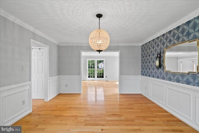Building Photo - 8608 Oak Brook Ln