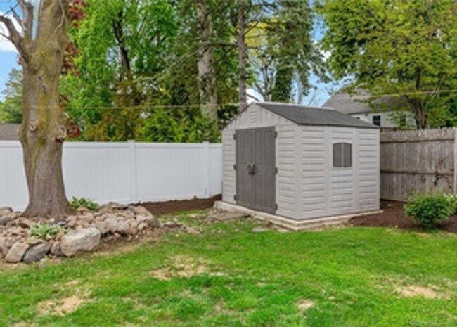 Building Photo - 3 Bedroom Home- Great Location in Darien