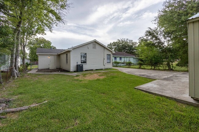 Building Photo - Just Renovated! Close to Hwy 287 Immediate...