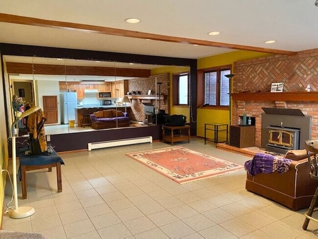 Building Photo - Spacious & Beautiful 1 Bedroom, 1 Bath Bas...