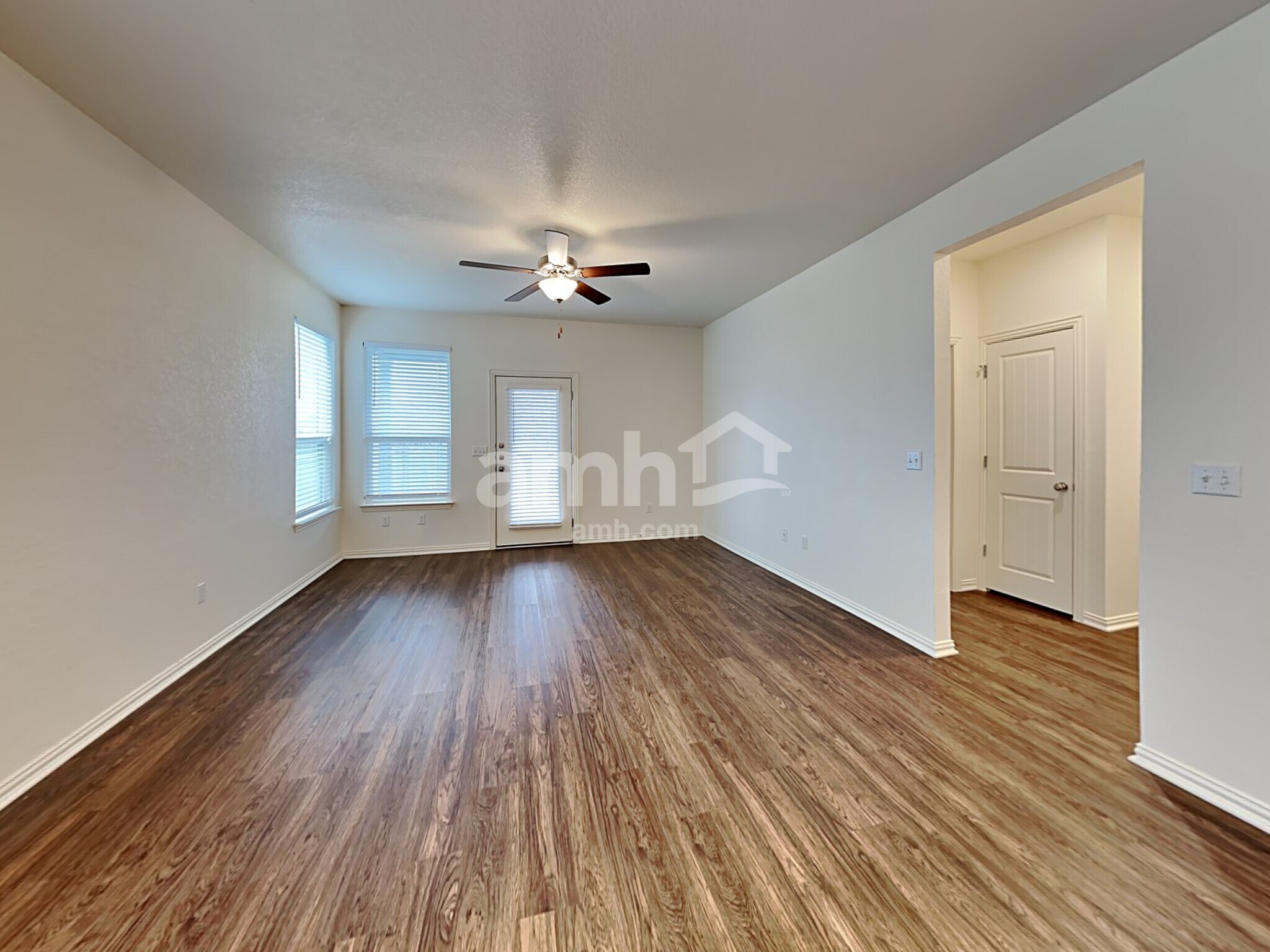 Building Photo - 421 Pebble Bend