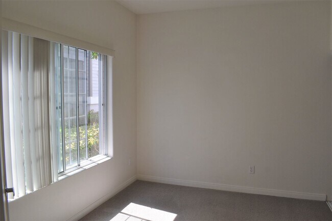Building Photo - 3 Bedroom Townhome in La Jolla Village