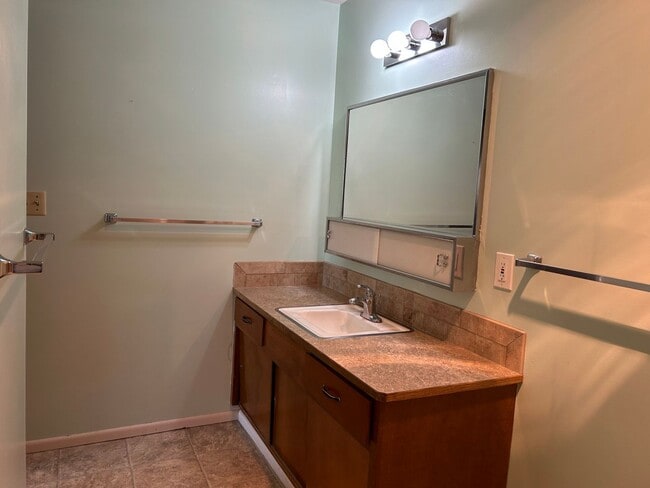 Building Photo - 2 Bed, 1 Bath Apartment at Lynnwood - Beautiful Views!!