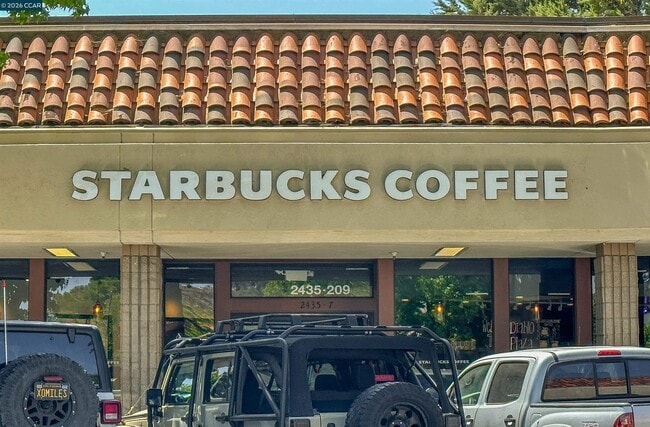 Building Photo - 560 La Copita Ct