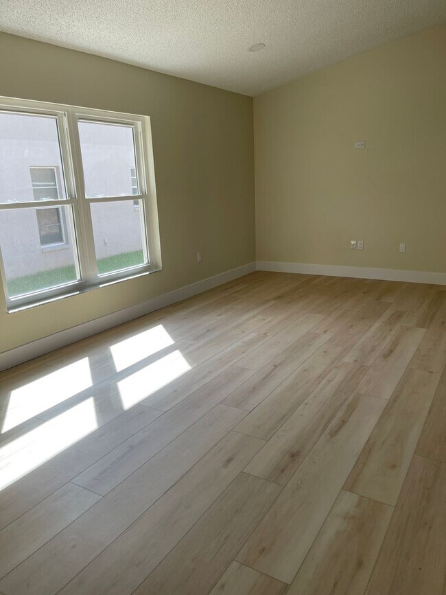 Building Photo - 8143 Laurel Green Dr
