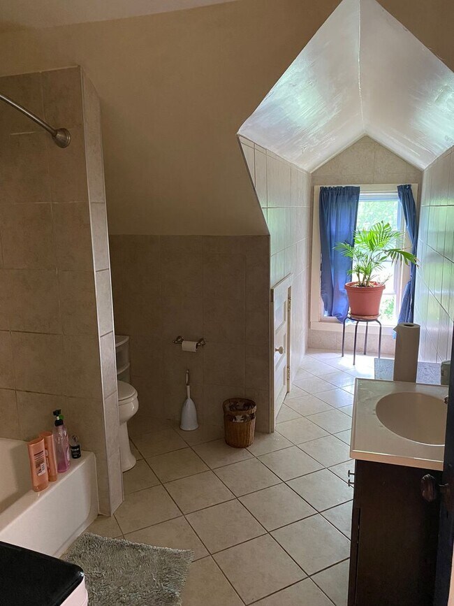 Building Photo - Available 6/1/26 Spacious 2nd/3rd Floor Du...