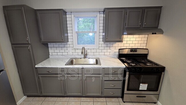 Building Photo - 1141 NE Chester Ave