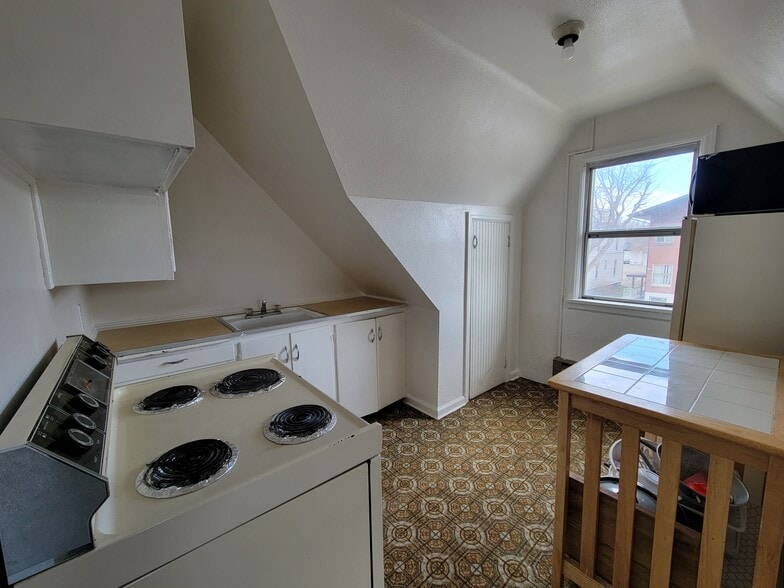 Building Photo - 219 H St