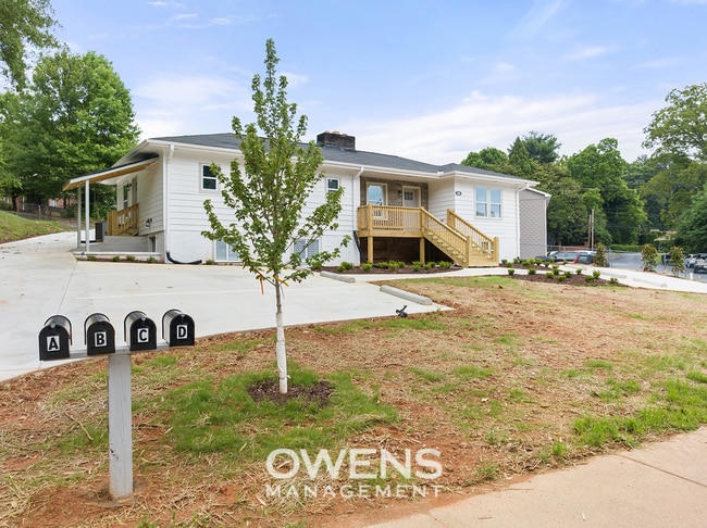 Building Photo - Downtown Gainesville Living Available Imme...