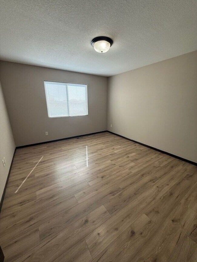 Building Photo - Luxury Townhomes