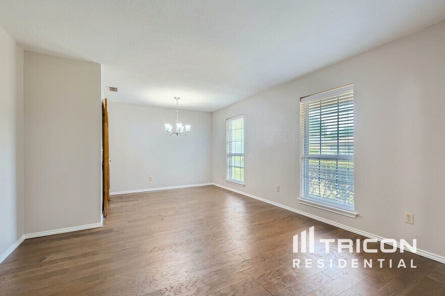 Building Photo - 4922 Willowhaven Cir