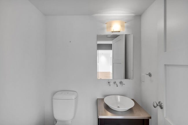 Building Photo - Modern 2 Bed / 2.5 Bath Condo with Office ...