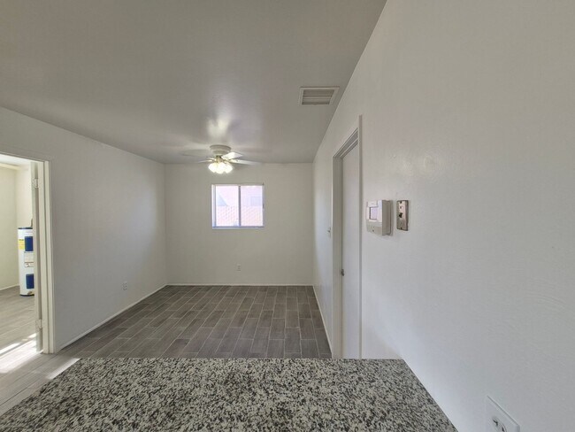 Building Photo - Large 4 Bed 2 Bath House