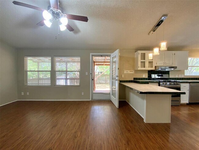 Building Photo - 1301 Lipan Trail