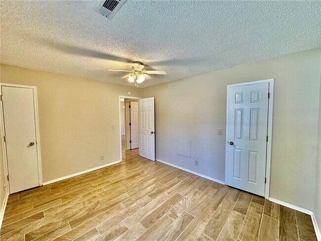 Building Photo - 1320 W Linden St