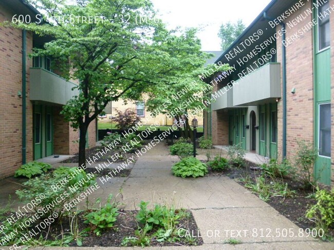 Building Photo - Downtown 1 bedroom Courtyard Apartment