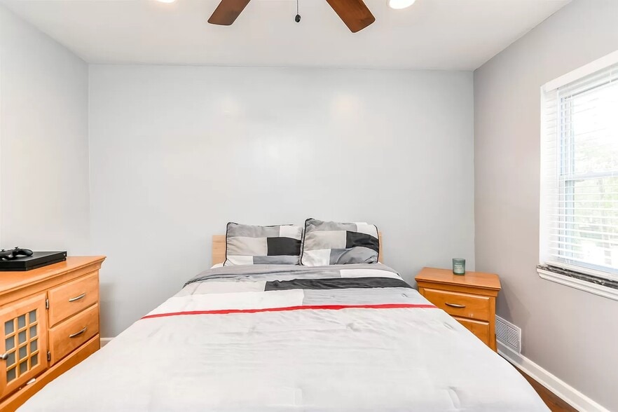 Building Photo - 2480 Cascade Rd SW