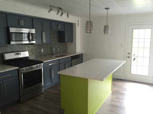 Building Photo - Modern 4 Bedroom, 2 Bathroom Rental in Sou...