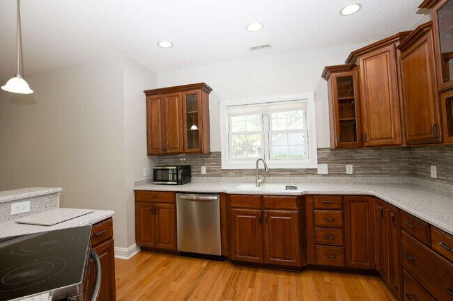 Building Photo - "Spacious 3-Bedroom Retreat with 3200 Sq Ft of Comfort in Seven Lakes!"