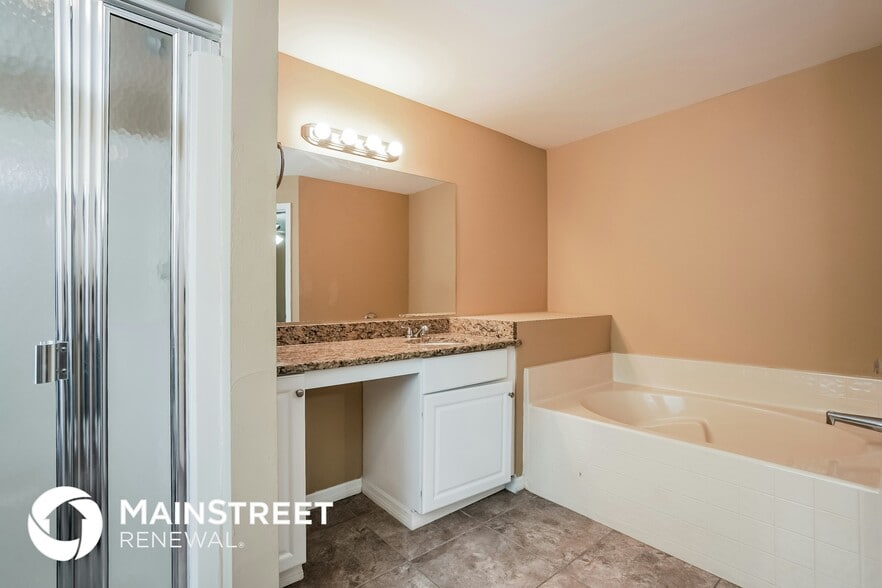 Building Photo - 3720 SW 6th Ave