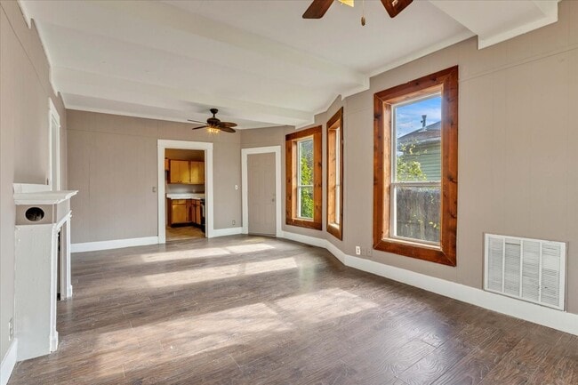 Building Photo - 913 S Hoff Ave