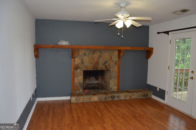 Building Photo - 2200 Price