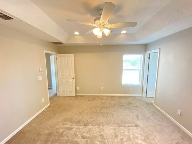 Building Photo - Avalon Park corner end Townhome featuring 3 bedrooms, 2.5 baths, plus office, and 2 car garage.