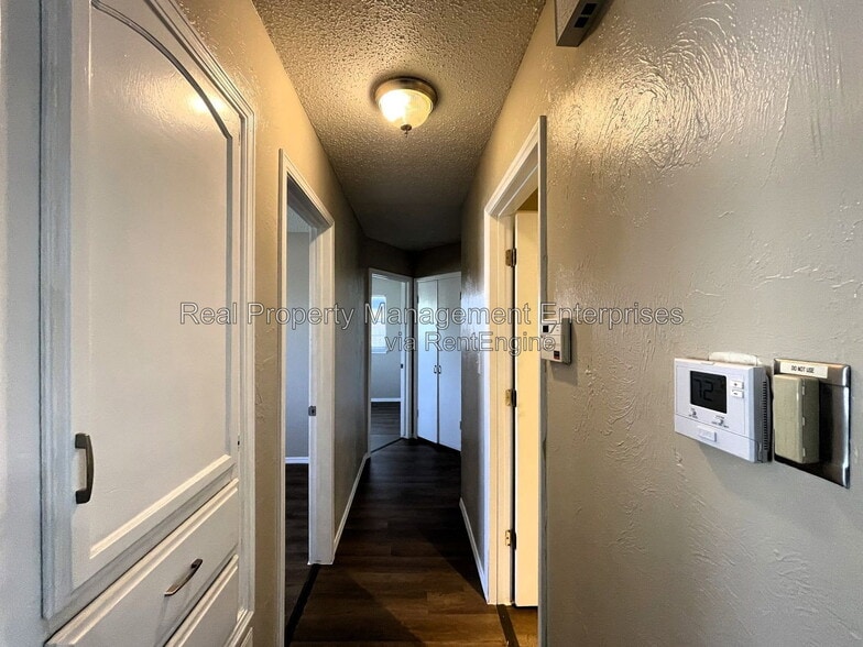 Building Photo - 609 S Meadow Ln