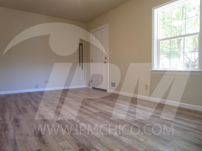 Building Photo - 2-Bed, 2-Bath Cottage PENDING