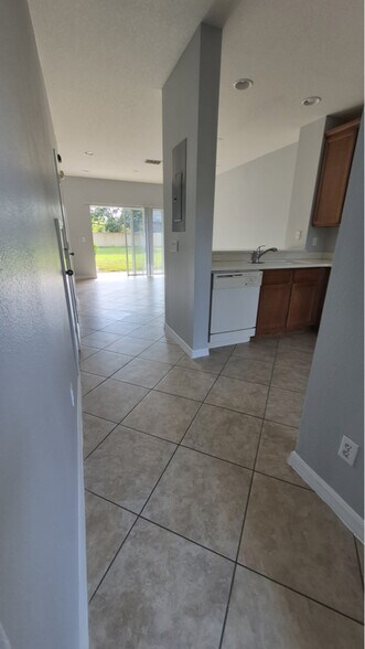 Building Photo - 10450 Manderley Way