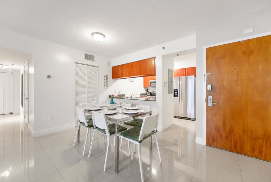 Building Photo - 1200 Brickell Bay Dr