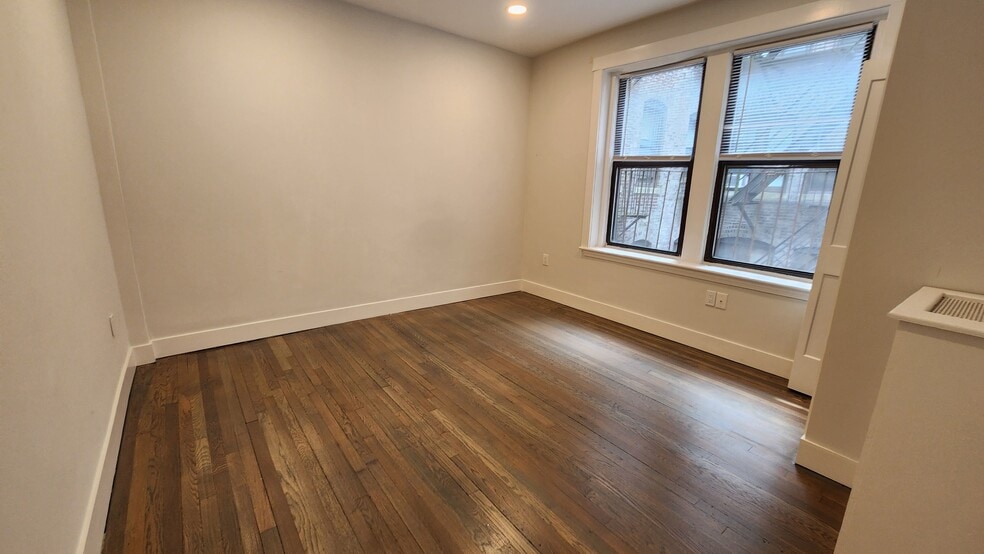 Building Photo - 52 Queensberry St