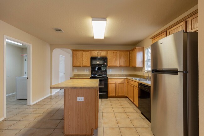 Building Photo - 2476 Medina Dr