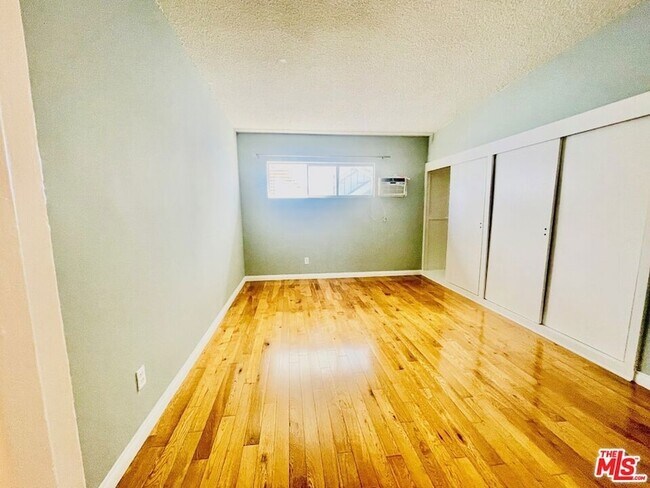 Building Photo - 941 N San Vicente Blvd