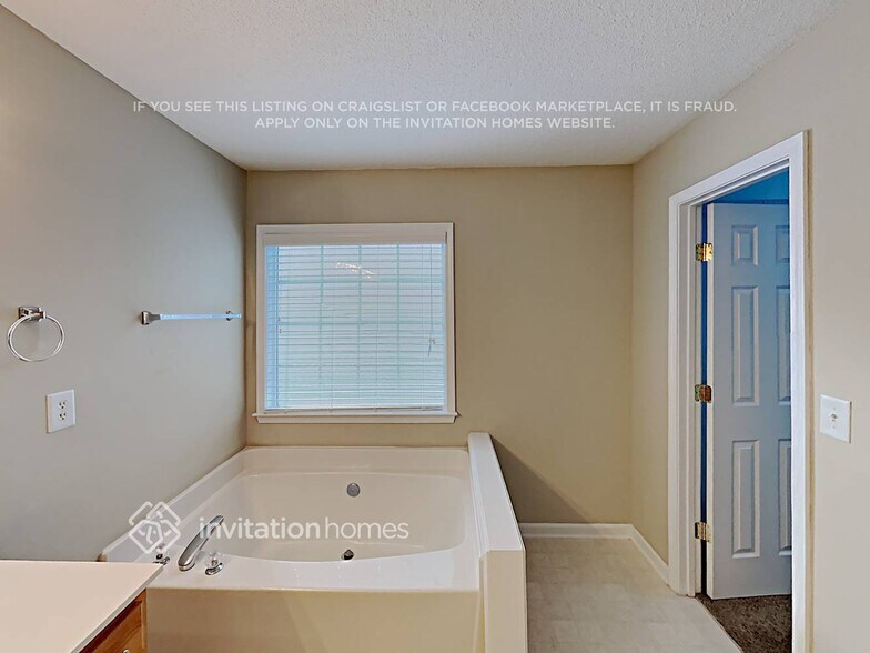 Building Photo - 172 Wallnut Hall Cir