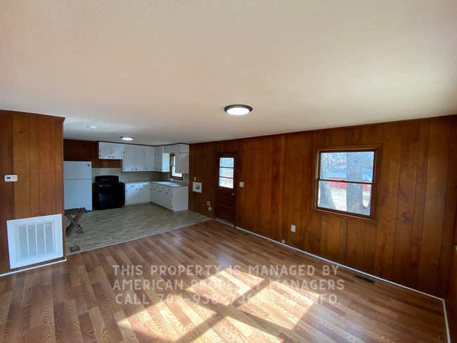 Building Photo - 3810 Vanderburg Dr