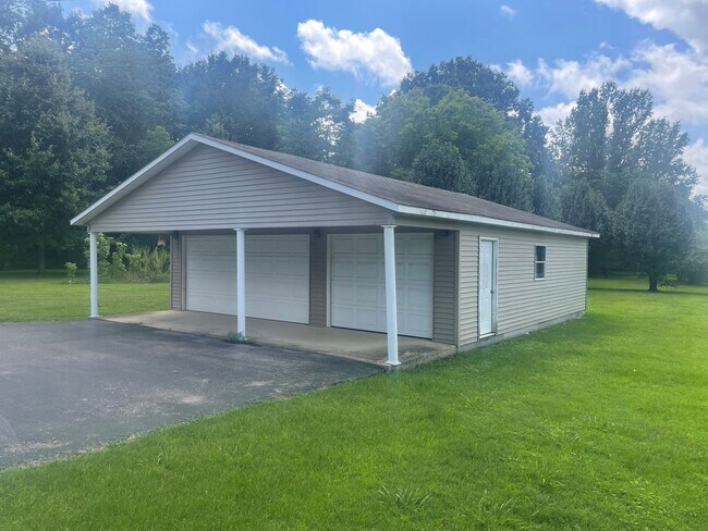 Building Photo - Desirable Brick Home on Elm Street!